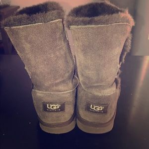 Uggs Chocolate Brown Bailey Button❤️